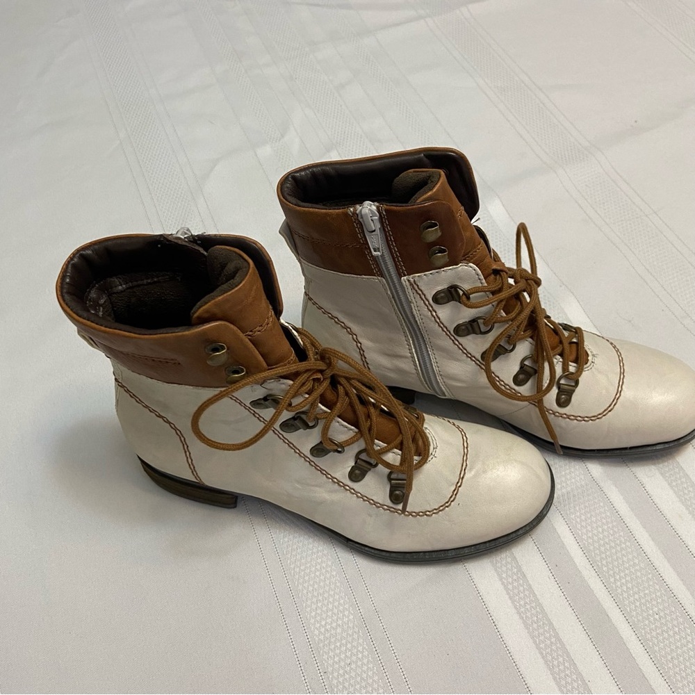 JOSEF SEIBEL Lace up/ Zippered Two Tone Womens Booties - New - size 39 (8-8.5)